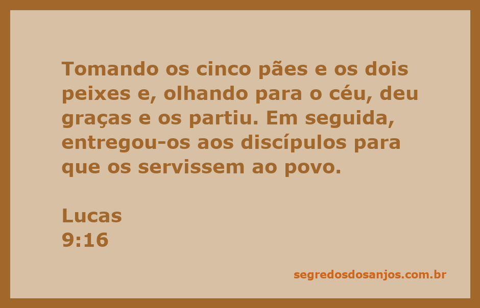 Jesus partindo cinco pães e dois peixes para alimentar uma multidão.