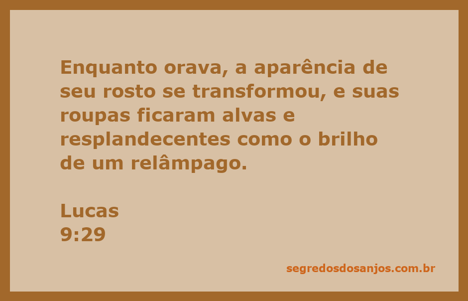 Jesus em oração com rosto radiante e roupas resplandecentes.