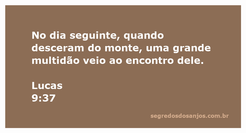 Jesus descendo do monte rodeado por uma grande multidão