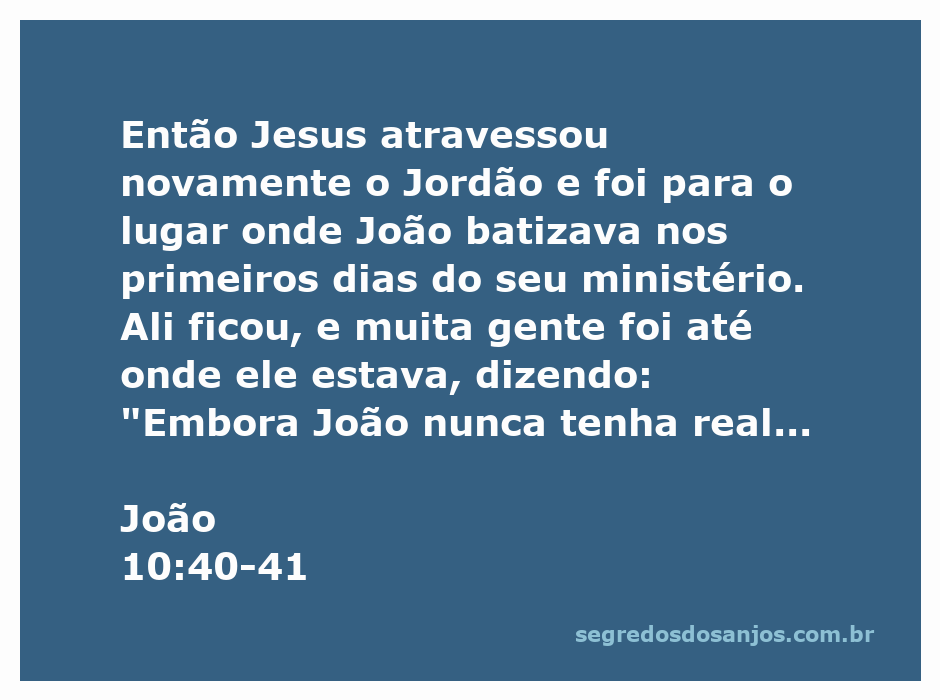Jesus atravessando o rio Jordão, onde João batizava, com pessoas ao redor discutindo suas palavras.