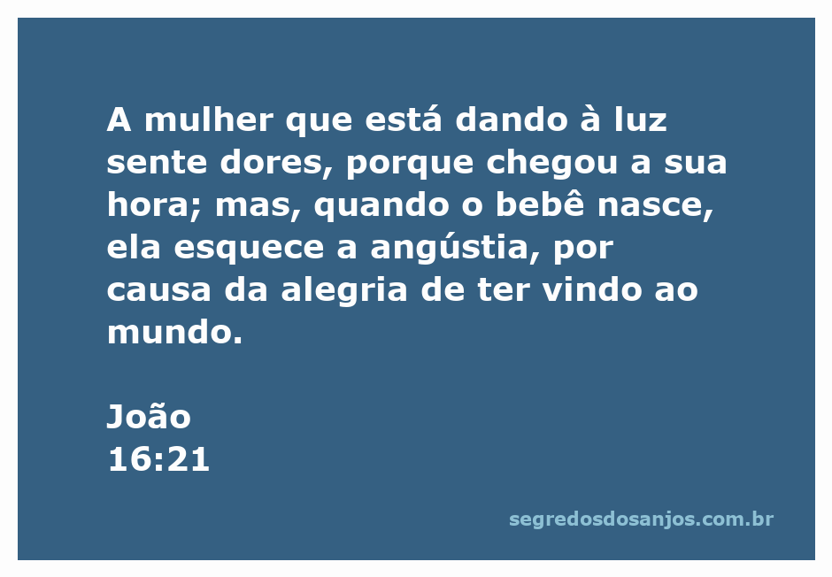 Uma mulher sorrindo segurando seu recém-nascido, simbolizando a alegria após o parto.