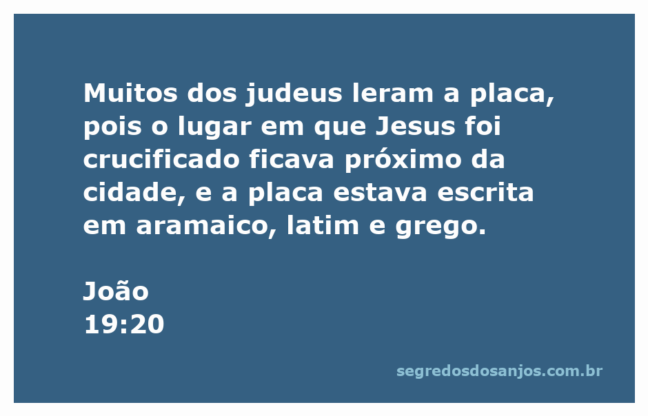 Imagem da placa na crucificação de Jesus em aramaico, latim e grego, localizada próxima à cidade.