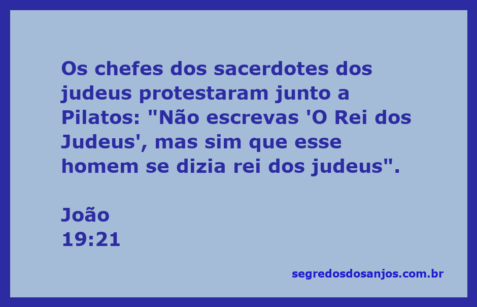 Imagem de um cartaz em latim que diz 'Jesus Nazareno, Rei dos Judeus' com a controvérsia dos sacerdotes ao fundo.