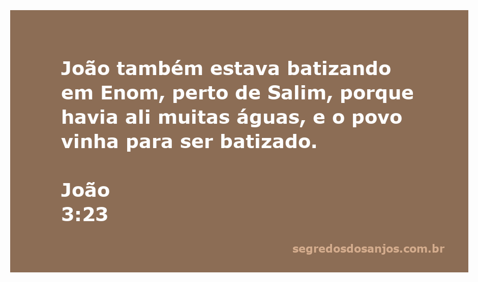 Batismo de João em Enom, perto de Salim, com pessoas se preparando para a cerimônia nas águas.