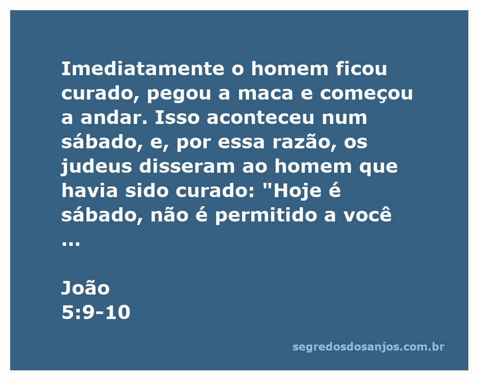 Homem curado carregando sua maca em um dia de sábado, com expressão de alegria e surpresa.