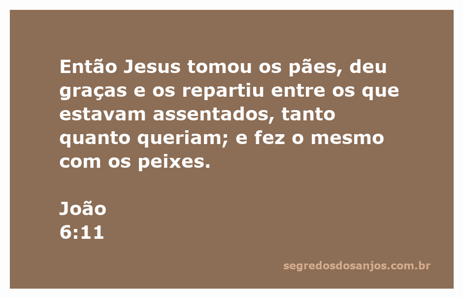 Jesus repartindo pães e peixes entre as pessoas sentadas