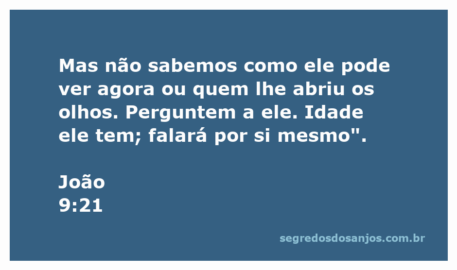 Imagem de um homem curado que recuperou a visão, com um grupo de pessoas ao fundo questionando sobre seu milagre.