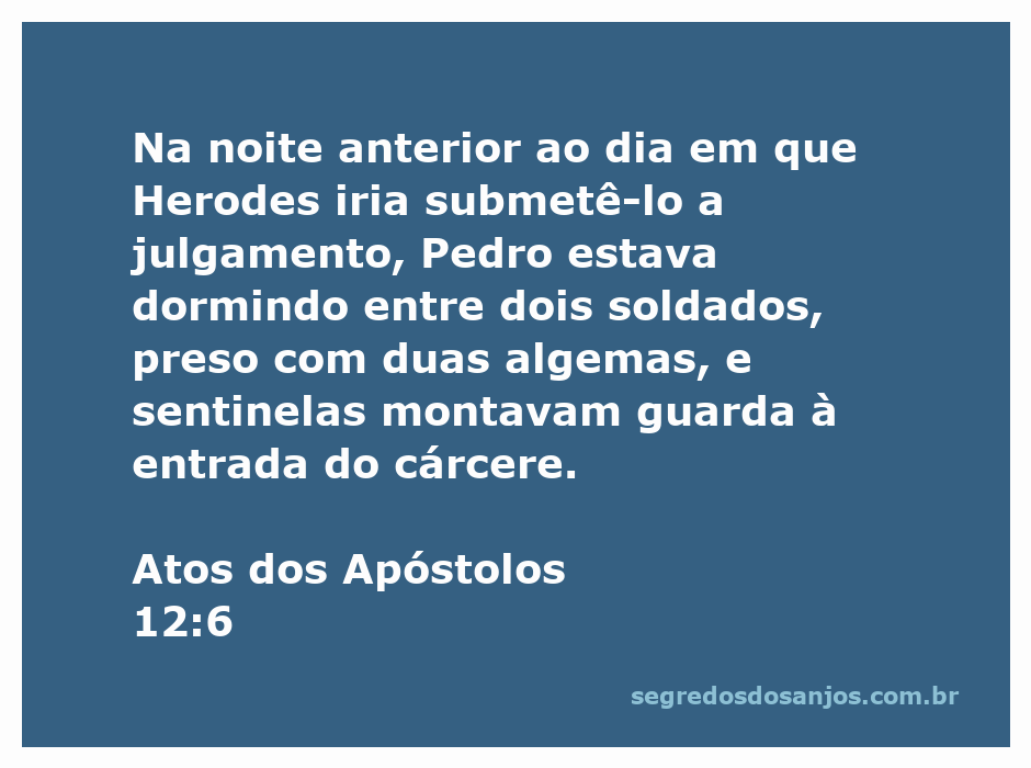 Pedro dormindo na prisão entre soldados, com algemas e sentinelas de guarda.