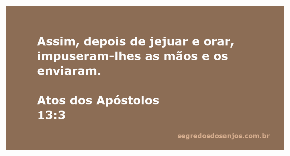 Ilustração de uma cerimônia de envio com oração e imposição de mãos, baseada em Atos 13:3.