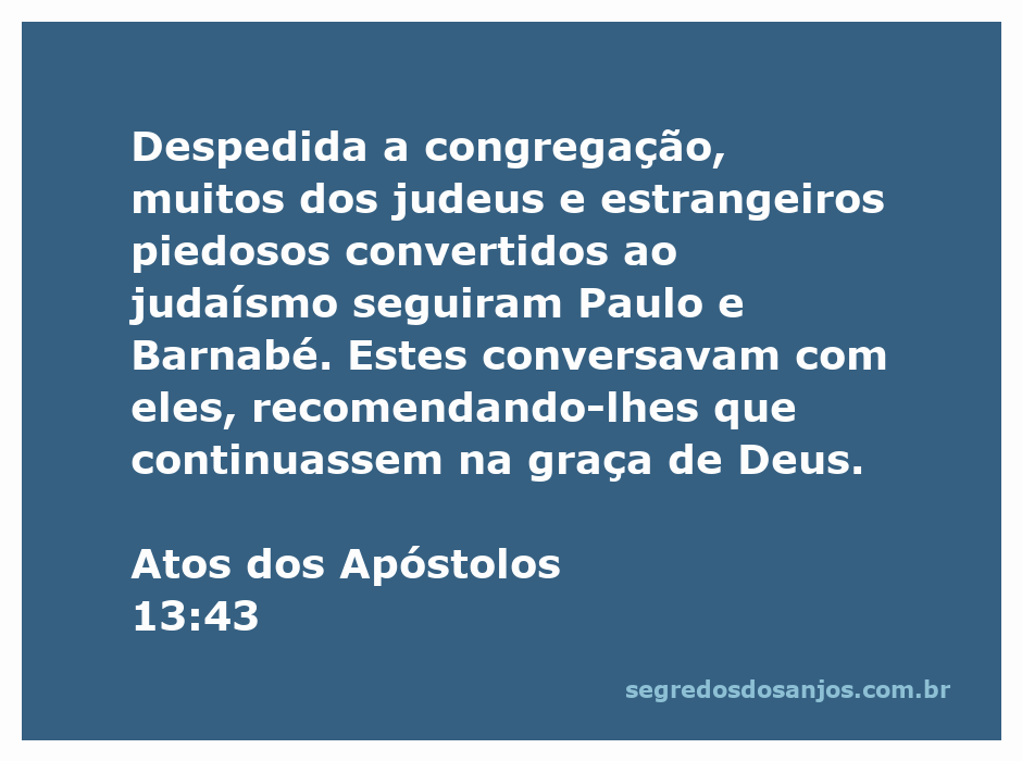 Paulo e Barnabé conversando com judeus e estrangeiros piedosos após a congregação.