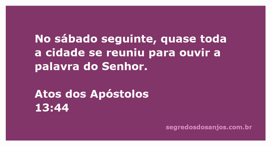 Uma multidão reunida em adoração, simbolizando a cidade que se uniu para ouvir a palavra do Senhor.