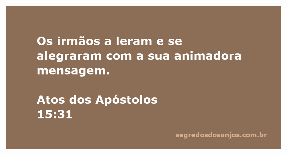 Irmãos se alegrando ao ler a mensagem encorajadora de Atos 15:31