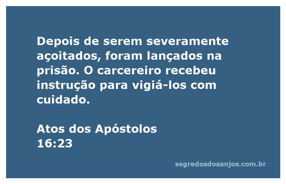 Ilustração de Paulo e Silas na prisão após serem açoitados, com o carcereiro vigiando-os.