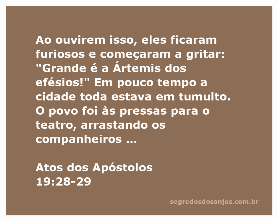 Multidão em tumulto no teatro de Éfeso, clamando 'Grande é a Ártemis dos efésios!'