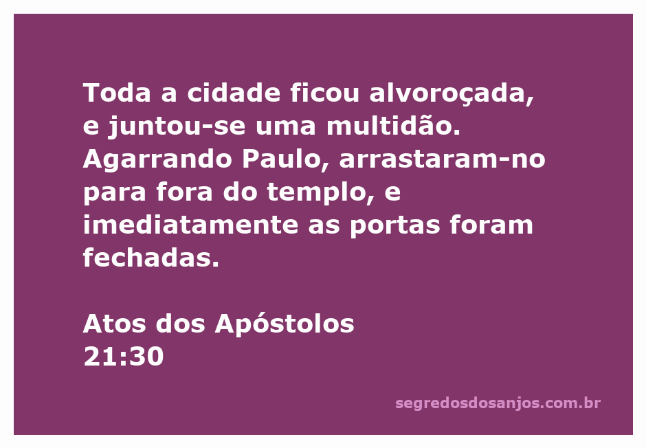 Multidão agitada arrastando Paulo para fora do templo em Atos 21:30.