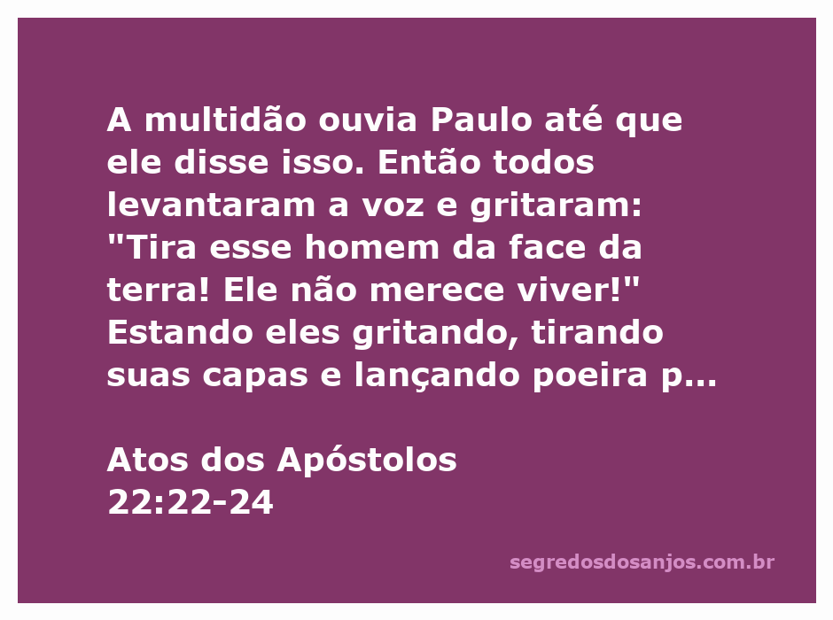 Imagem da multidão revoltada contra Paulo, expressando raiva e descontentamento.