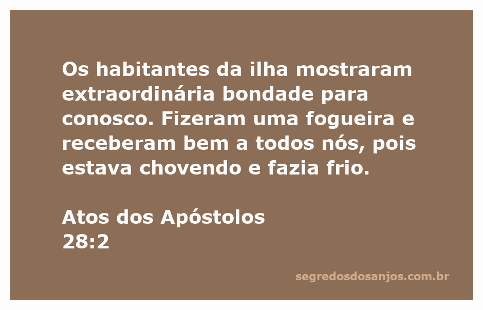 Habitantes da ilha acendem uma fogueira para receber os viajantes em um dia chuvoso e frio.