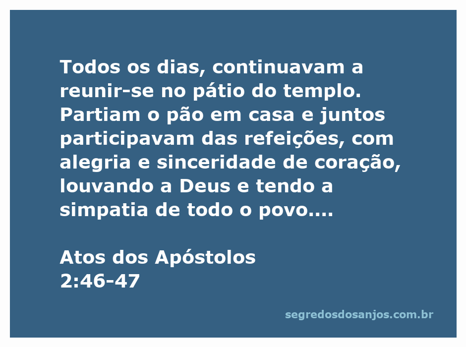 Grupo de pessoas reunidas no pátio do templo, partilhando refeições com alegria e louvando a Deus.