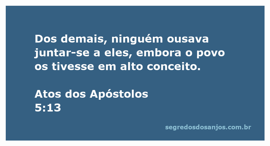 A imagem representa a passagem de Atos dos Apóstolos 5:13, destacando a reverência do povo pelos apóstolos.