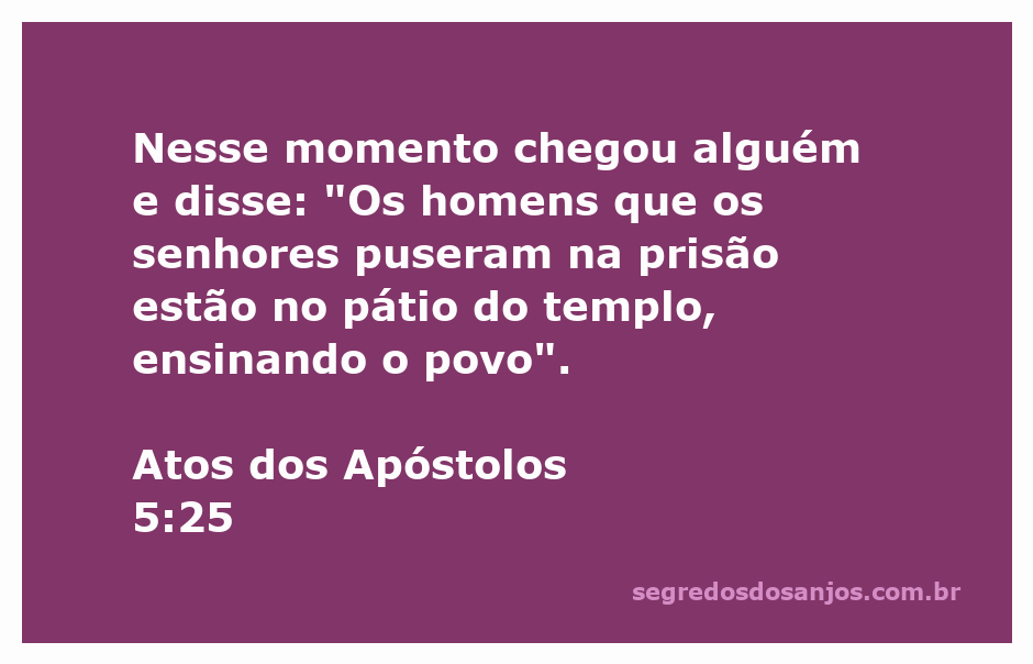 Homens ensinando no pátio do templo, simbolizando liberdade e evangelização.