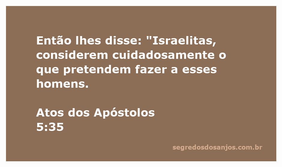 Homem falando com os israelitas sobre a prudência de suas ações em relação aos apóstolos.