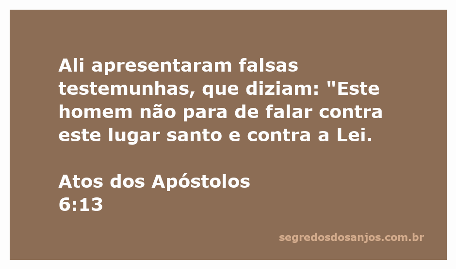 Ilustração de falsas testemunhas acusando um homem em um tribunal, com referências à Lei e ao lugar santo.