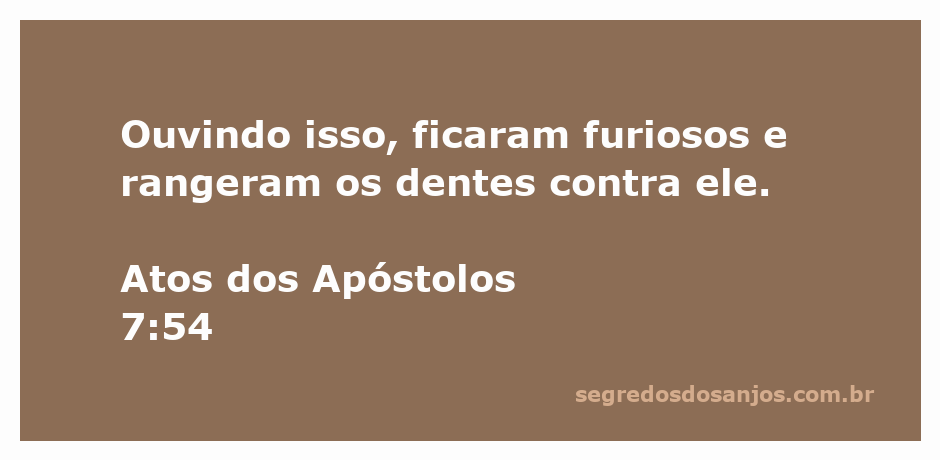 Ilustração de pessoas furiosas ouvindo um discurso, representando Atos 7:54 da Bíblia.