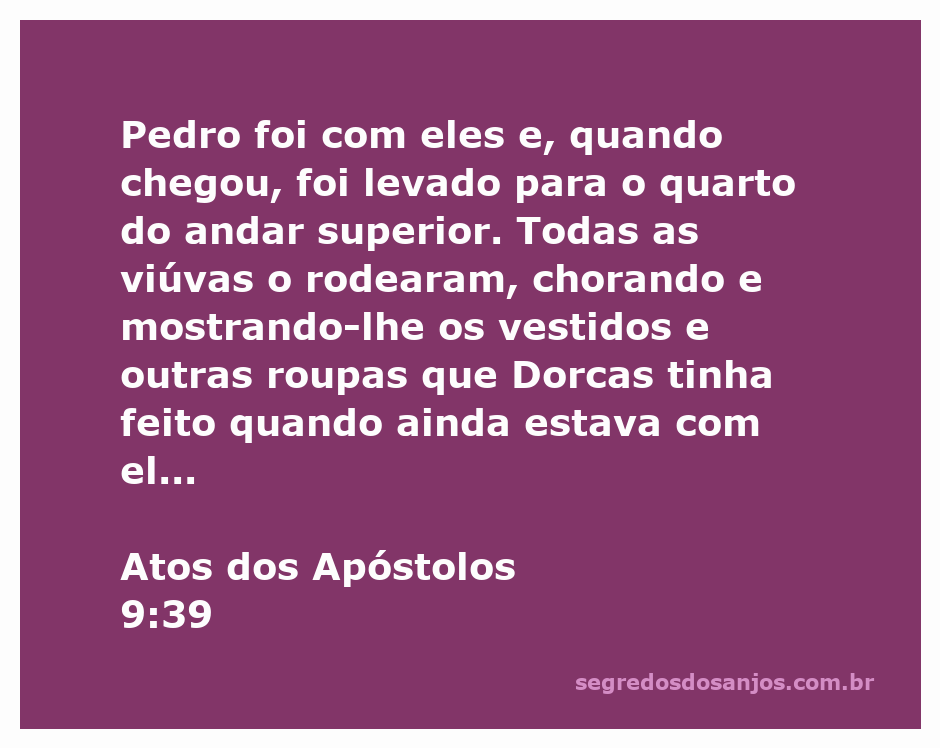 Viúvas mostrando as roupas feitas por Dorcas para Pedro em um quarto do andar superior.