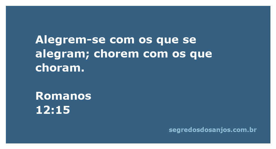 Pessoas se abraçando em um momento de alegria e consolo, simbolizando a empatia descrita em Romanos 12:15.