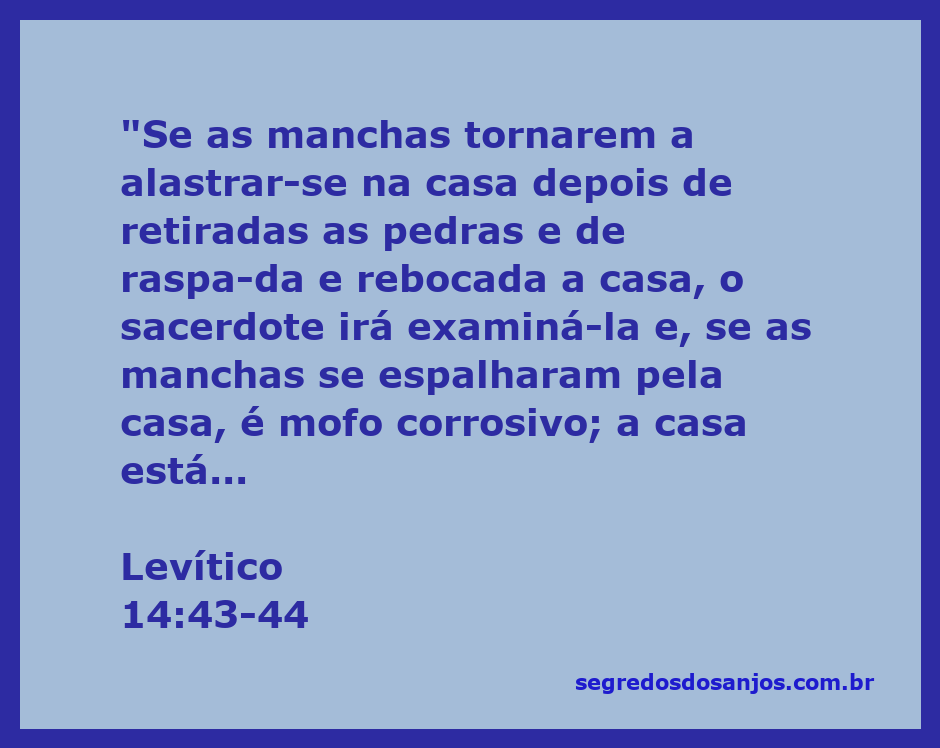 Imagem de uma casa com sinais de mofo e deterioração, simbolizando a impureza mencionada em Levítico 14:43-44.