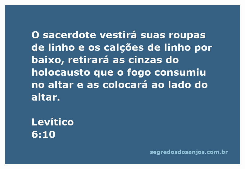 Sacerdote em roupas de linho retirando cinzas do altar