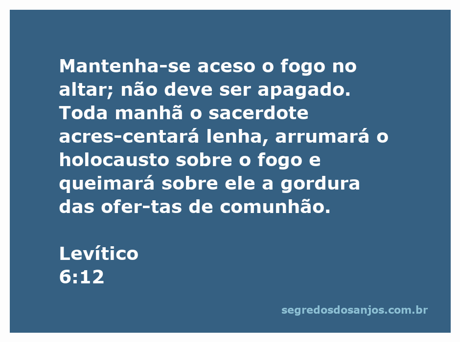 Imagem de um altar com fogo aceso representando Levítico 6:12