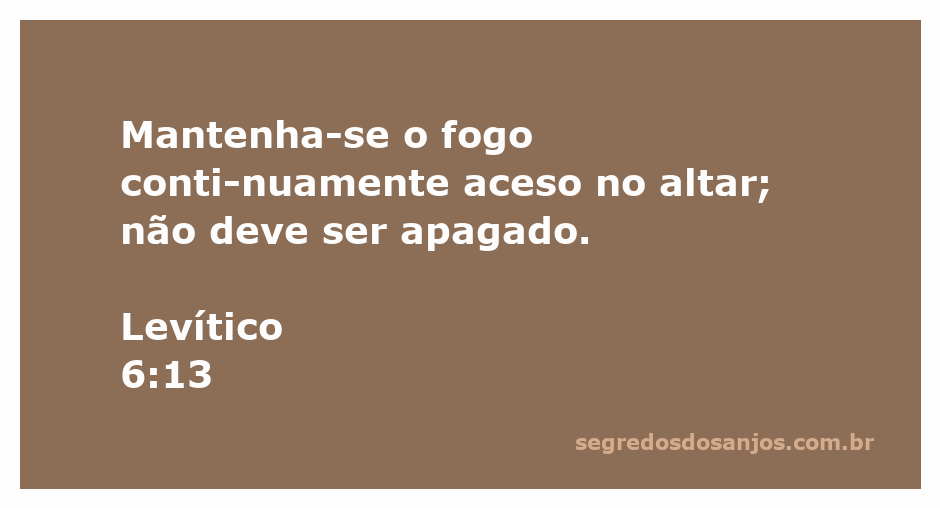 Imagem do altar com fogo contínuo, simbolizando a importância da devoção e sacrifício na tradição bíblica.