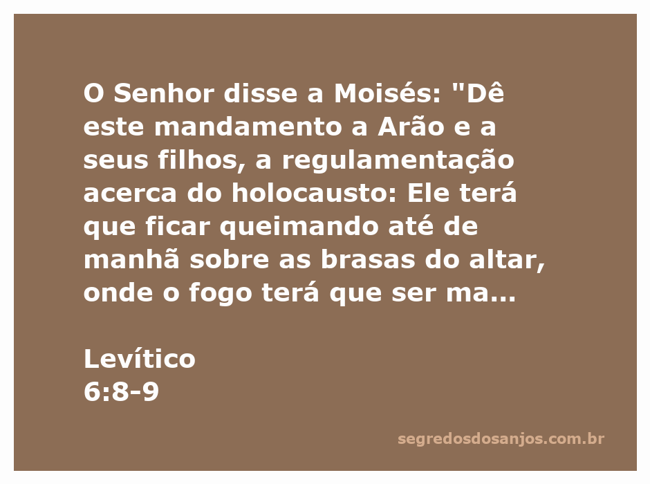 Ilustração do altar do holocausto com fogo queimando durante a noite, representando Levítico 6:8-9.