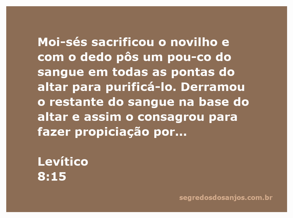 Moisés realizando o sacrifício do novilho e consagrando o altar com sangue, conforme descrito em Levítico 8:15.