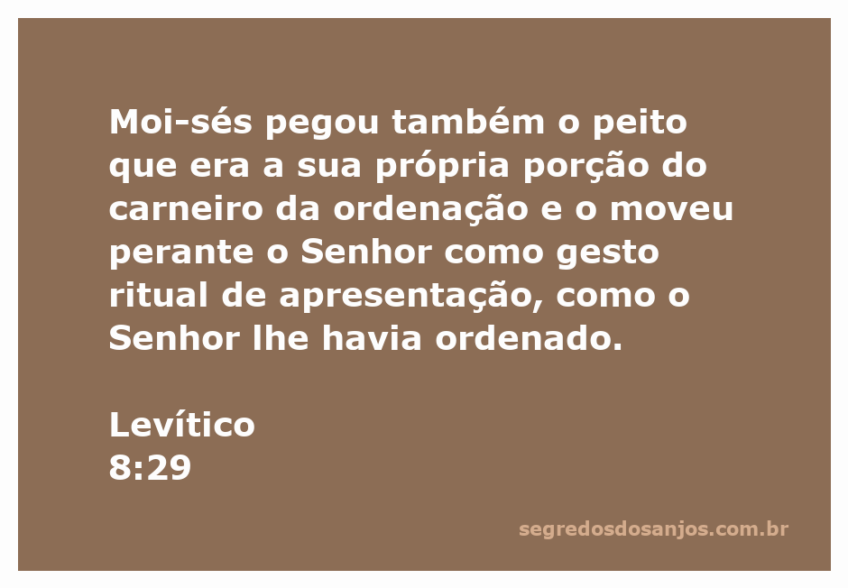 Moisés apresentando o peito do carneiro da ordenação diante do Senhor, conforme instruído.