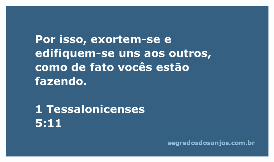 Grupo de pessoas se apoiando e encorajando umas às outras em um ambiente comunitário.