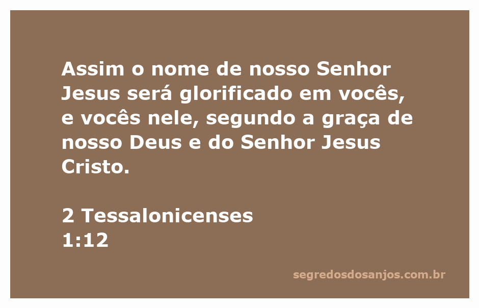 Versículo bíblico 2 Tessalonicenses 1:12 destacando a glorificação do nome de Jesus.