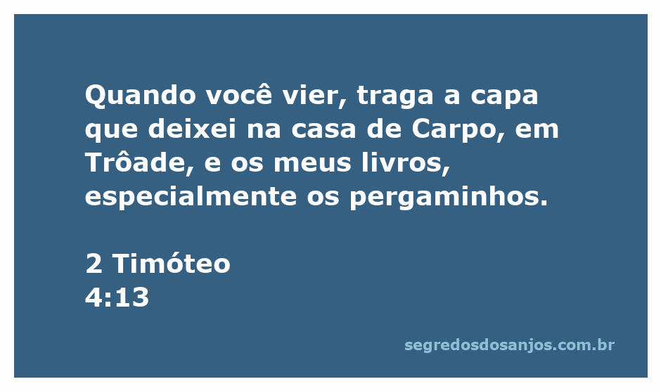 A capa e os livros de Paulo em Trôade, simbolizando a solicitação de 2 Timóteo 4:13.