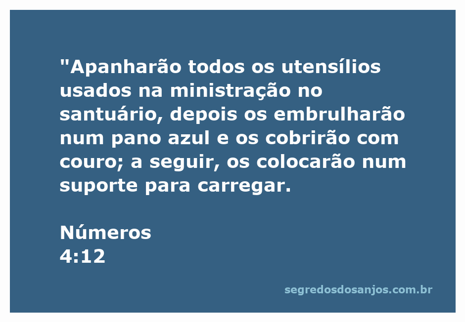 Utensílios sagrados sendo preparados para transporte no santuário, envolvidos em pano azul e couro.