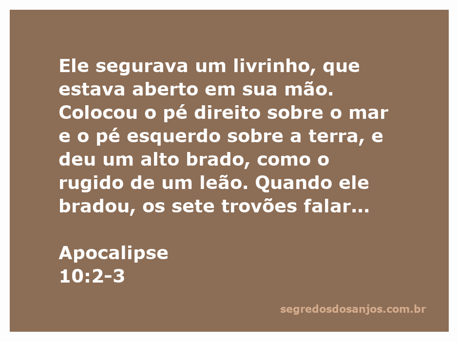 Anjo com um livrinho aberto, um pé no mar e outro na terra, rugindo como um leão em Apocalipse 10:2-3.