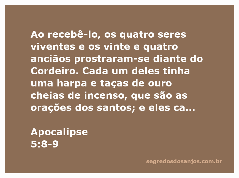 Representação artística da adoração ao Cordeiro em Apocalipse 5:8-9, com seres viventes e anciãos segurando harpas e taças de ouro.