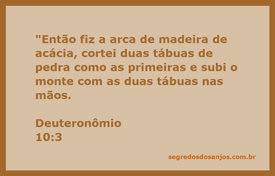 Moisés segurando as tábuas da lei enquanto sobe o monte com a arca de madeira de acácia.