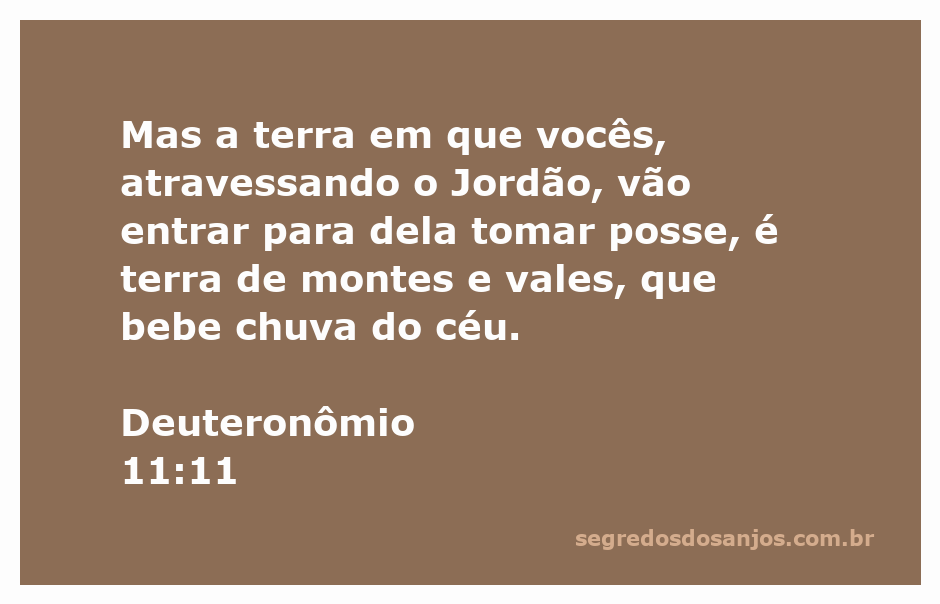 Imagem representativa da terra descrita em Deuteronômio 11:11, com montes e vales e chuvas do céu.