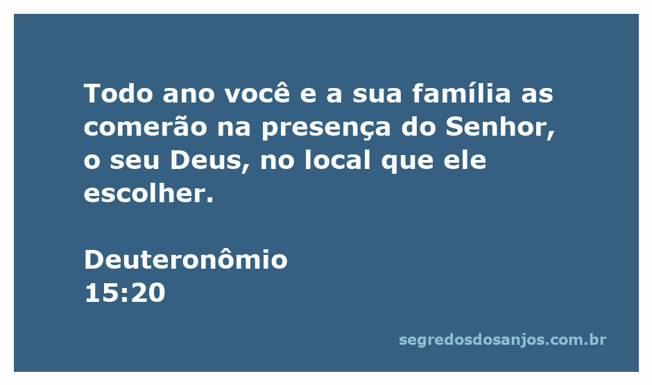 Família reunida em um local sagrado, compartilhando uma refeição em honra a Deus, conforme Deuteronômio 15:20.