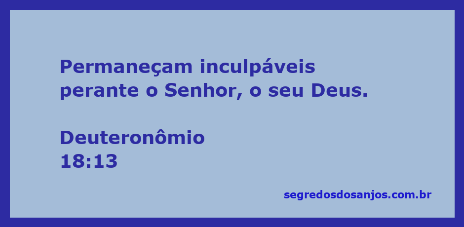 Uma pessoa orando em um ambiente tranquilo, refletindo sobre Deuteronômio 18:13, que fala sobre permanecer inculpável diante de Deus.
