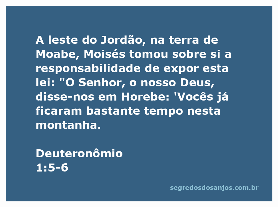 Moisés ensinando a lei ao povo de Israel na montanha em Horebe.