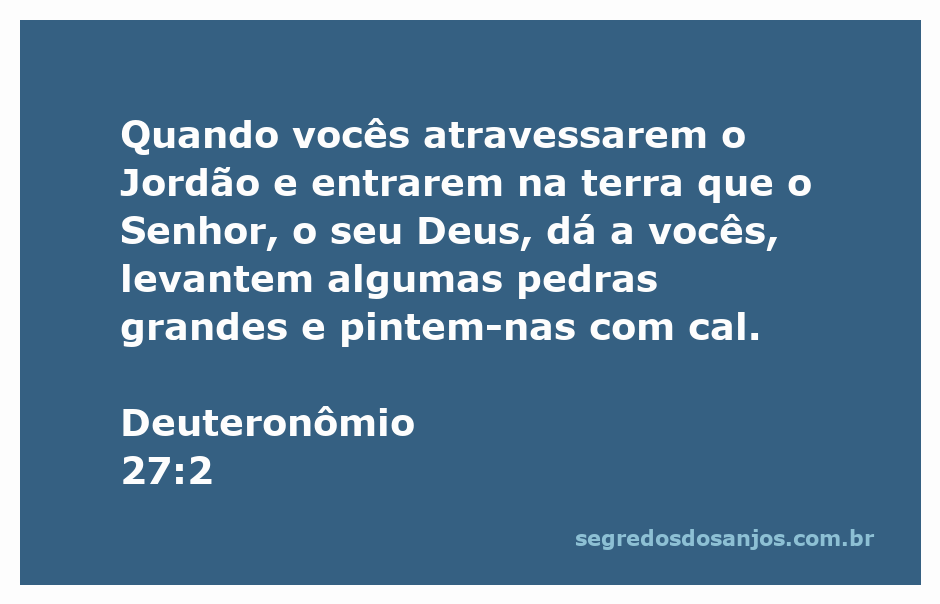 Imagem de pedras grandes pintadas de cal, simbolizando a passagem de Deuteronômio 27:2 sobre a terra prometida.