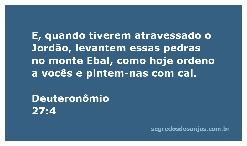 Imagem do Monte Ebal com pedras levantadas e pintadas de cal, representando a passagem de Deuteronômio 27:4.