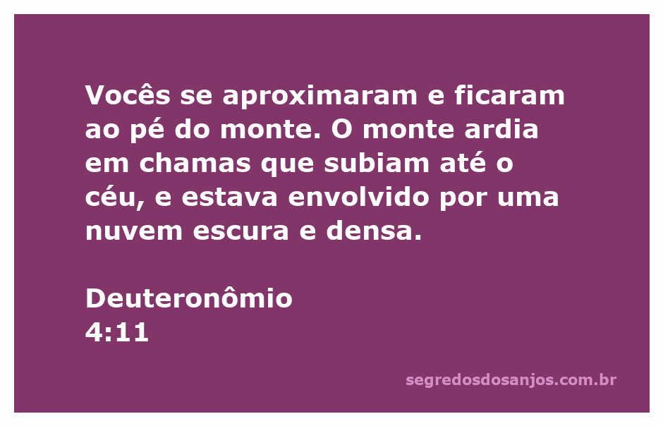 Imagem do monte Sinai em chamas, com nuvens escuras e densas ao redor, representando Deuteronômio 4:11